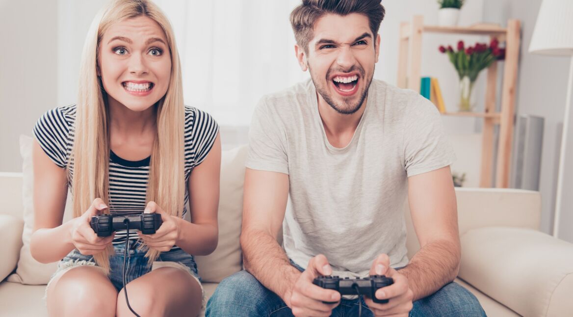 Ein junges Pärchen spielt PlayStation