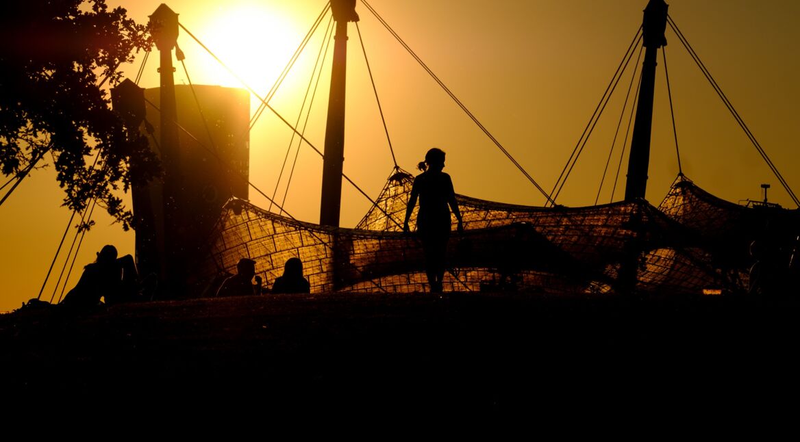 Olympiastadion in München in der Abenddämmerung