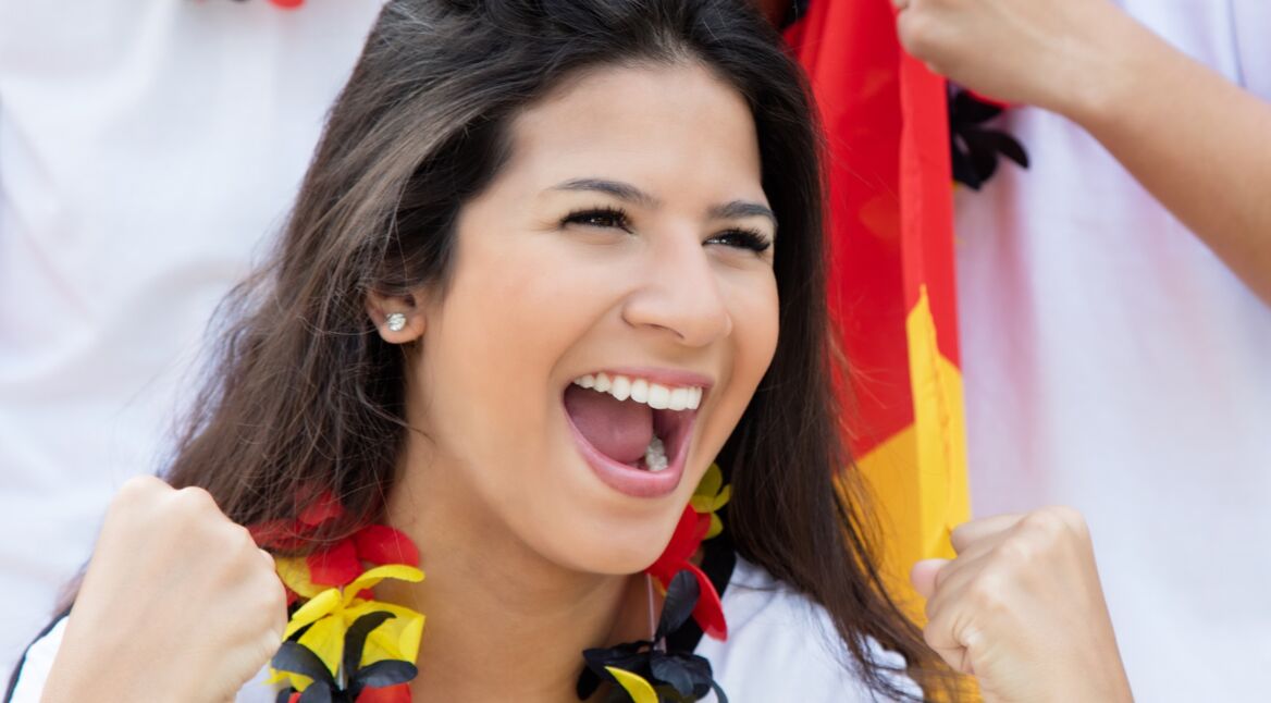 Eine junge Frau freut sich über ein Tor der deutschen Nationalmannschaft