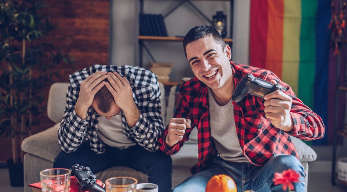 Zwei Freunde spielen eines der Twitch Prime Gratis-Games