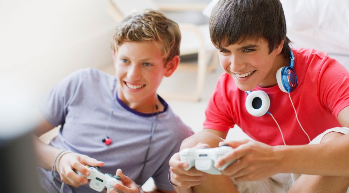 Zwei Jungs spielen auf ihrer Xbox