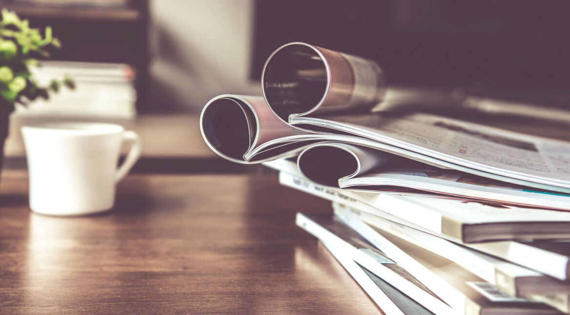 Zeitschriften liegen auf einem Tisch.