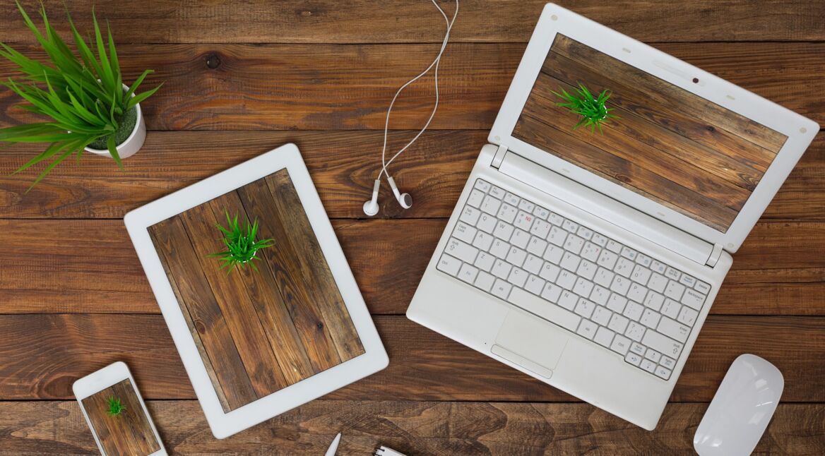 Tablet, Laptop und Smartphone auf einem Tisch