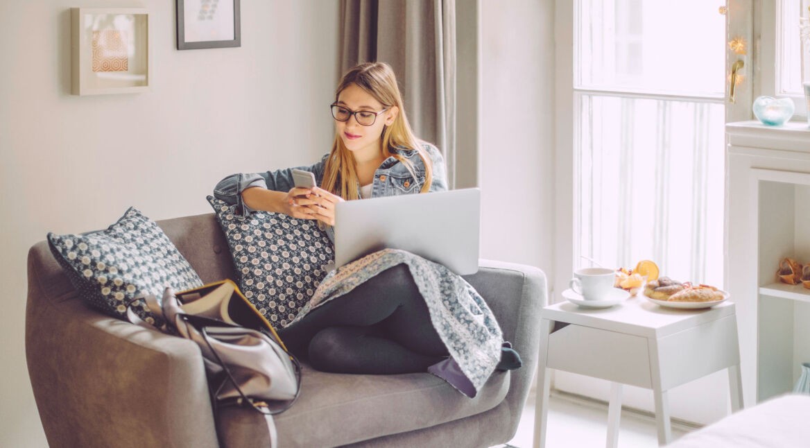 Junge Frau nutzt ihr Smartphone, um ihr Firefox-Konto zu schützen