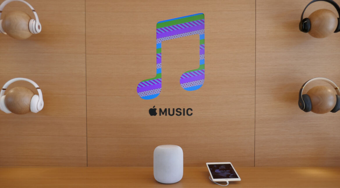Ein Apple HomePod mit einem iPhone