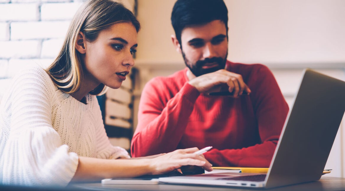 Ein Mann und eine Frau stöbern in Google Trends
