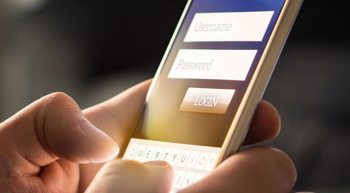 Jemand gibt sein Passwort auf dem Smartphone ein