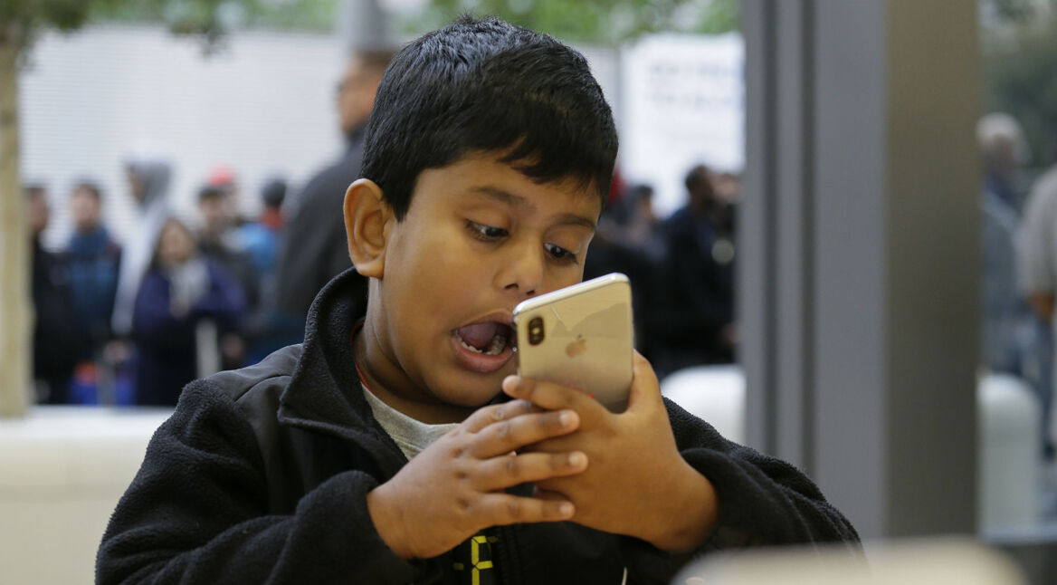 Kind erstellt ein Animoji am iPhone X.