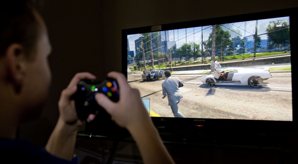 Junger Spieler zockt GTA V