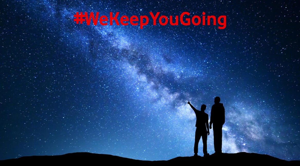 Per App ins Planetarium: Vater und Sohn betrachten Sternenhimmel.