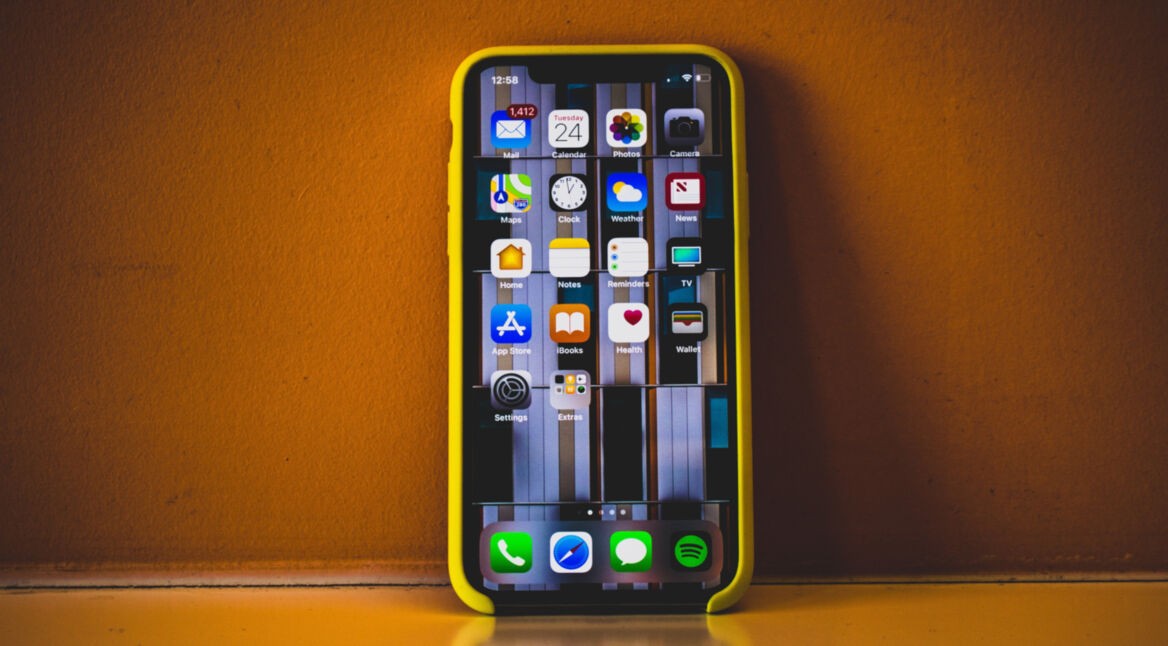 iPhone X mit gelber Hülle