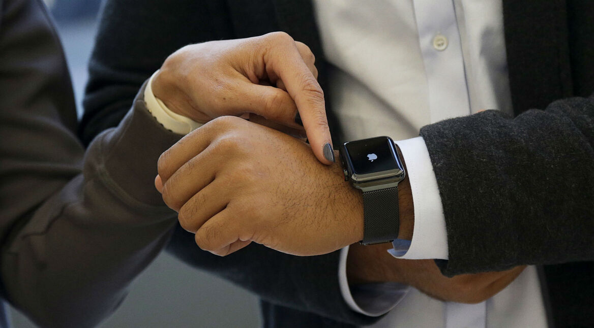 Apple Watch am Handgelenk.