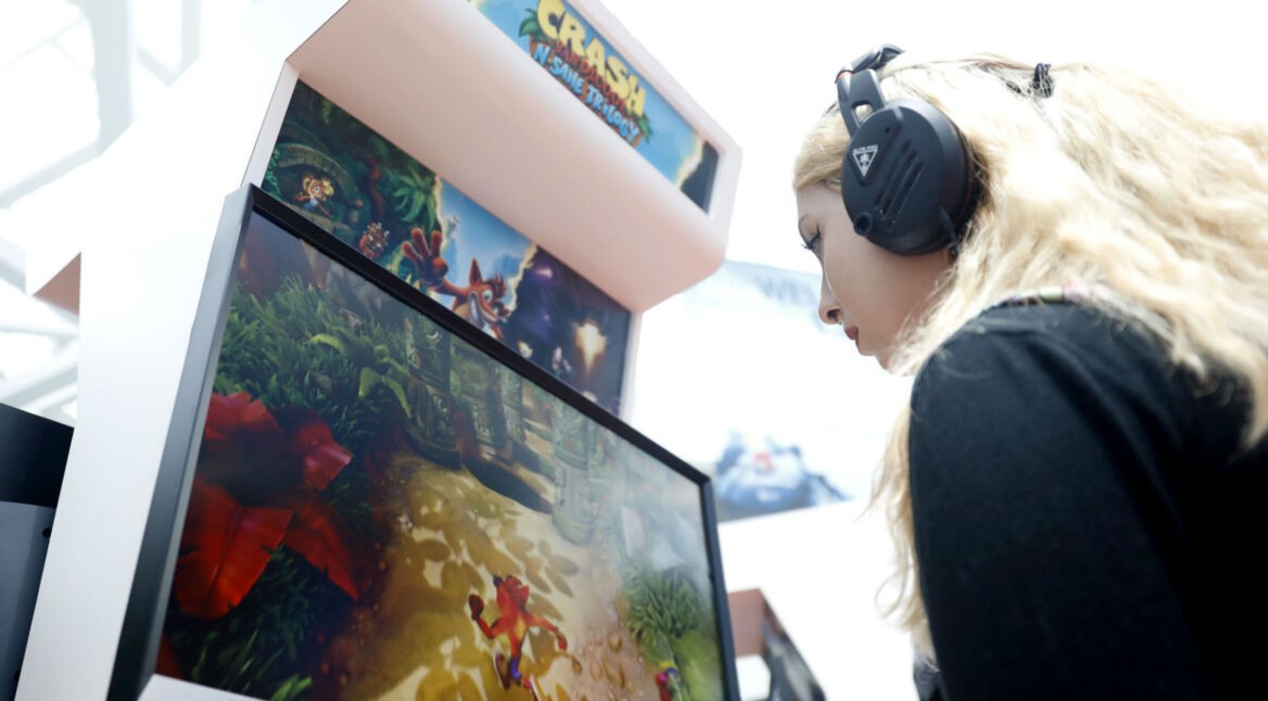 Junge Frau zockt Crash Bandicoot N. Sane Trilogy.