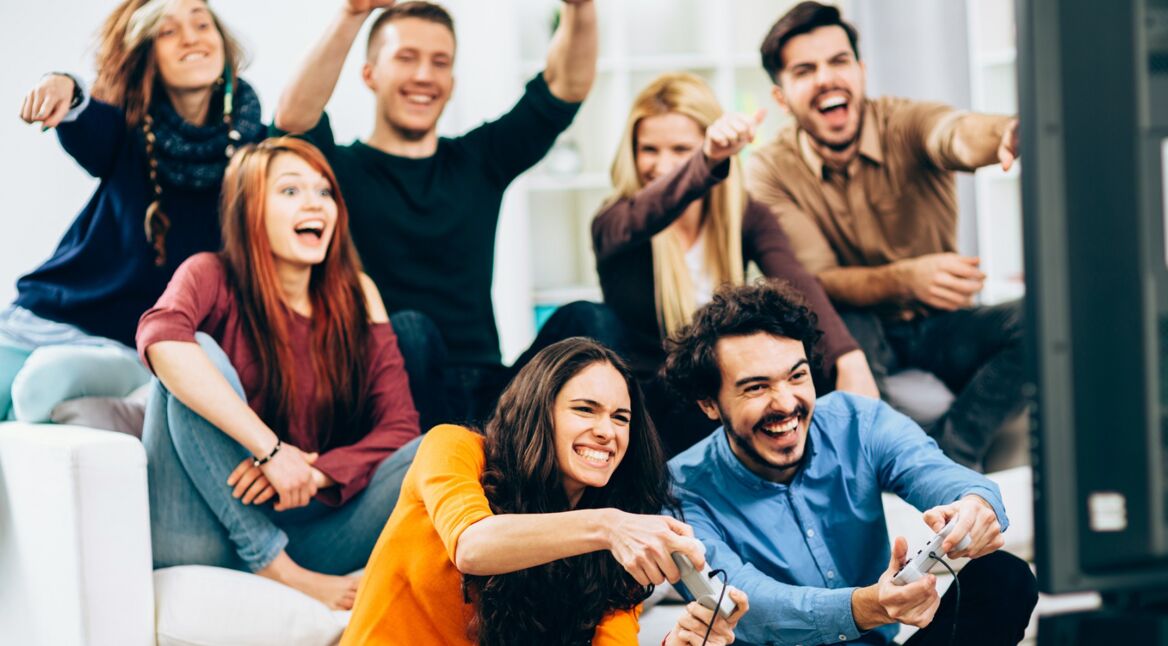 Ein Gruppe junger Menschen spielt Far Cry 5: Lost on Mars.