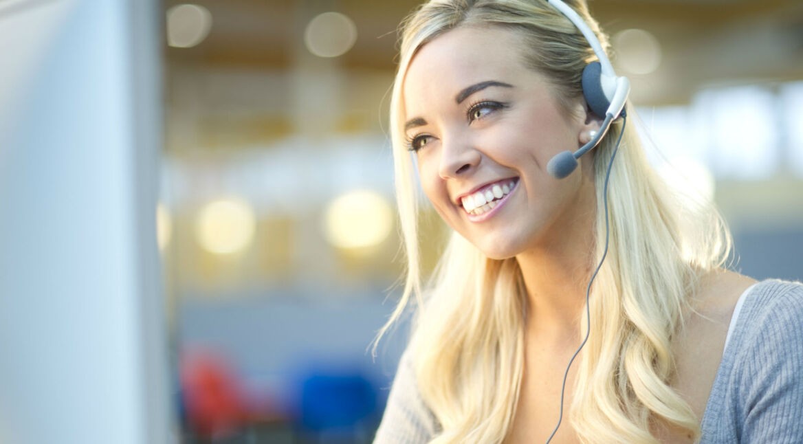 Junge Frau startet Xbox Party-Chat mit ihren Freunden am Computer.