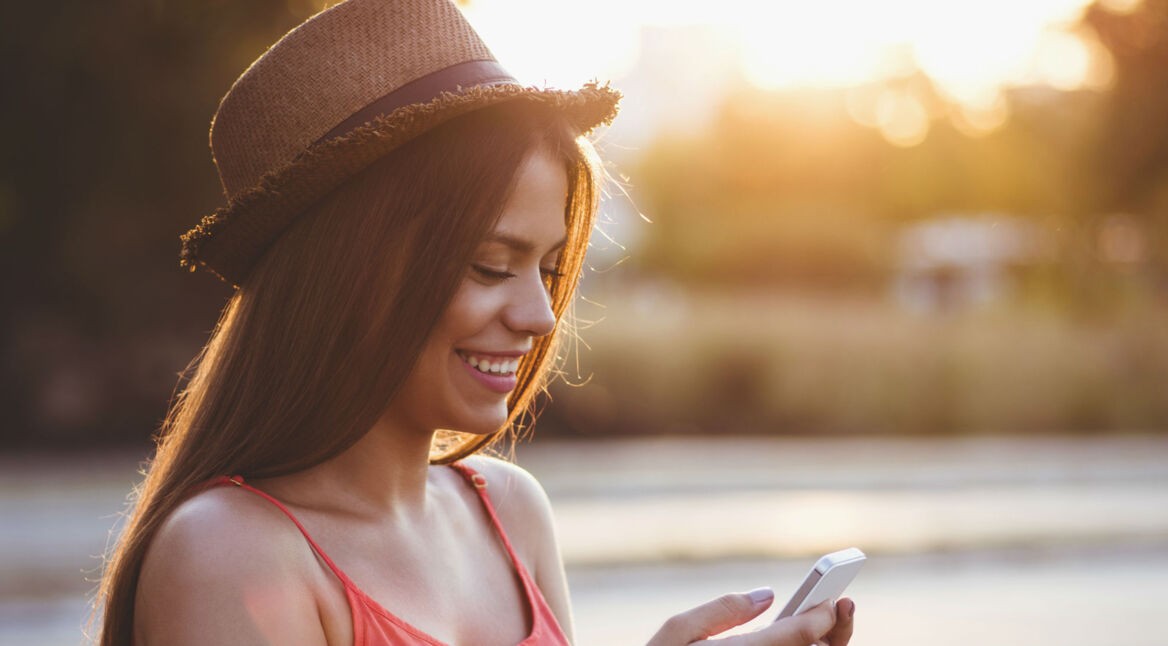 Junge Frau optimiert den Fingerabdruck-Scanner des Smartphones.