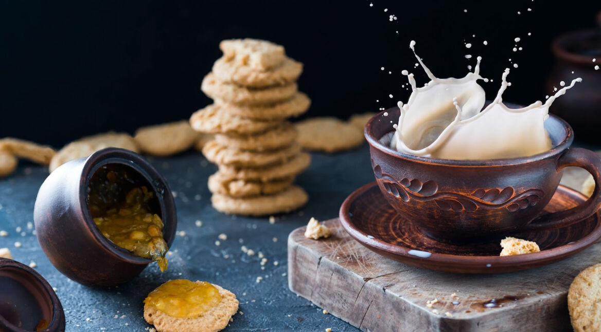 Das Chaos auf dem Frühstückstisch mit dem Smartphone in Superzeitlupe aufnehmen.