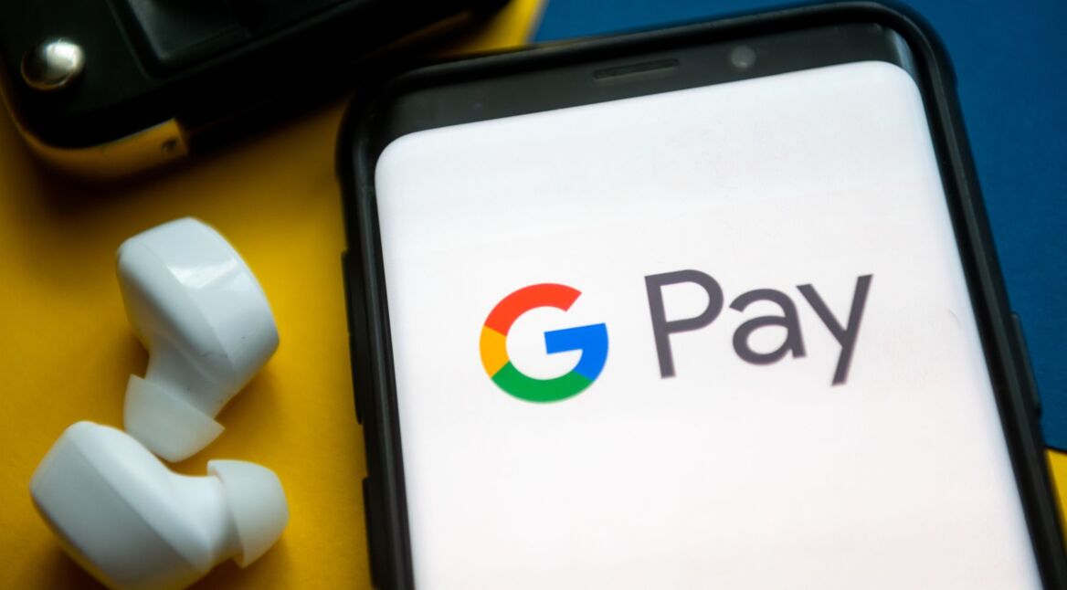 Logo von Google Pay auf Smartphone zu sehen.
