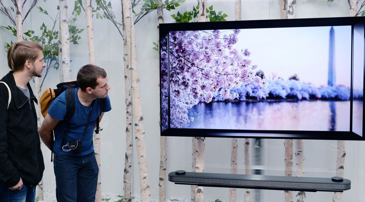 Zwei Besucher auf der IFA 2017