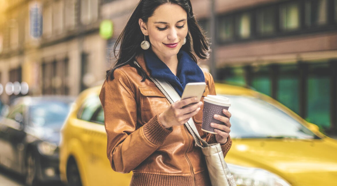 Junge Frau verwendet die Google-App auf ihrem Smartphone.
