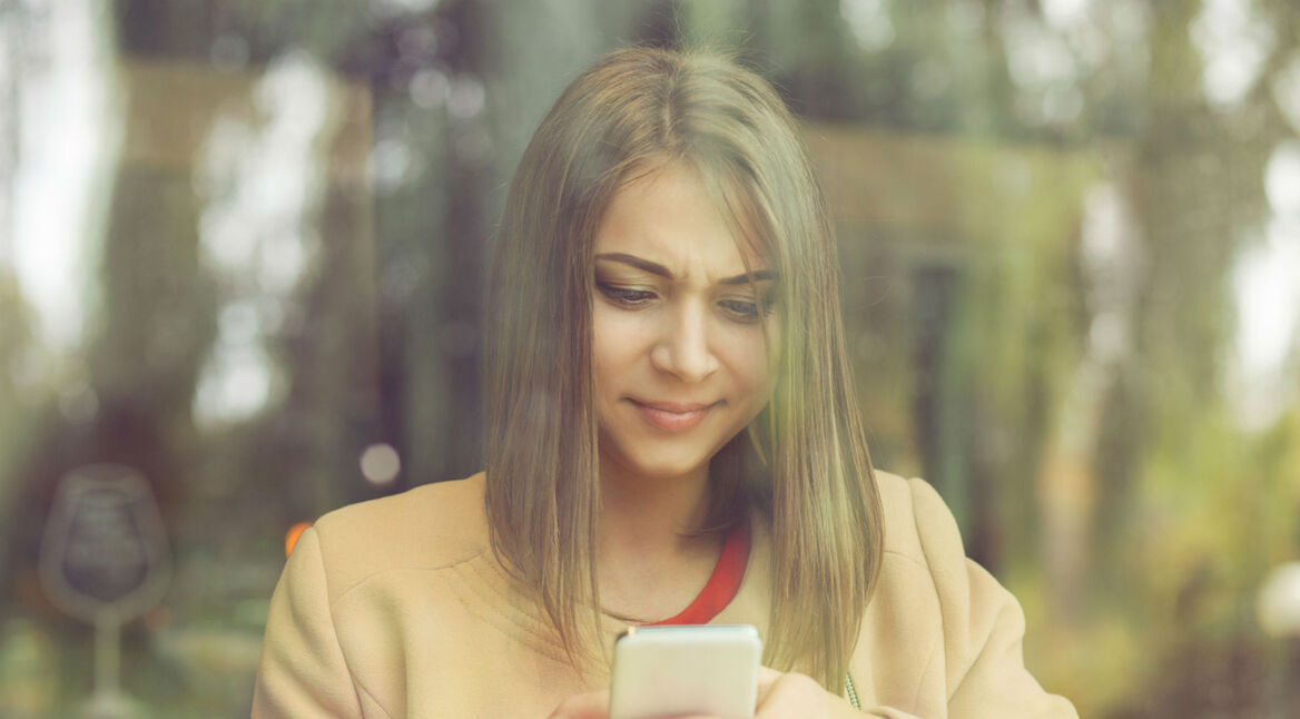 Junge Frau will ein WhatsApp-Backup anlegen, doch es hängt sich auf.