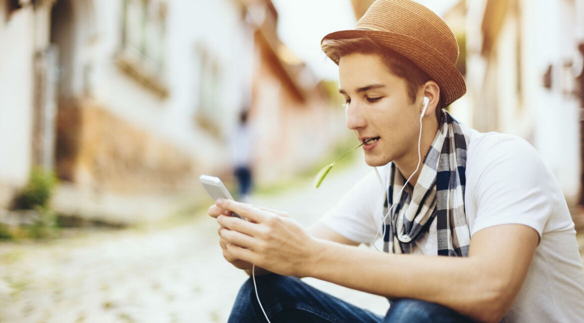 Das Smartphone lädt ein Update automatisch herunter.