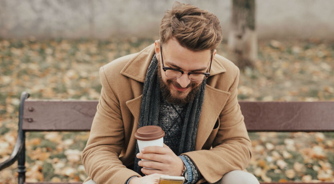 Junger Mann löst Fortnite-Probleme während der Kaffeepause.