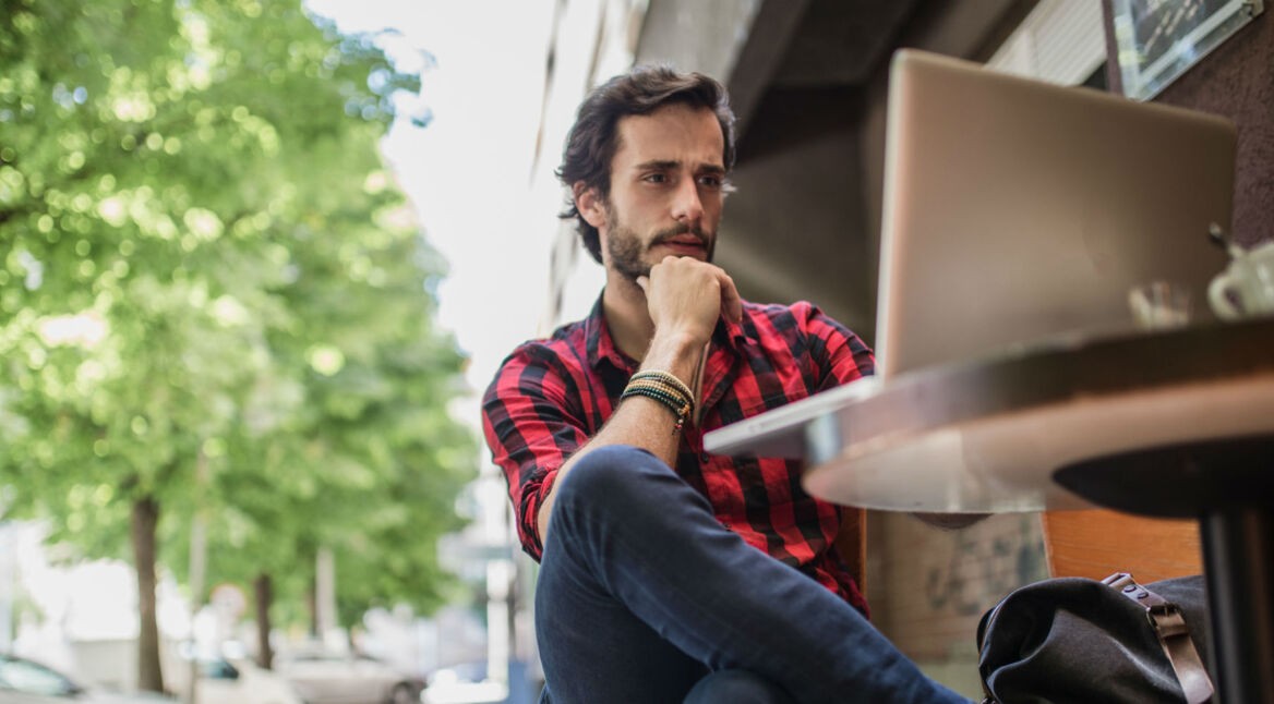 Junger Mann richtet am Laptop für Kodi eine PIN- oder Passwort-Sperre ein.