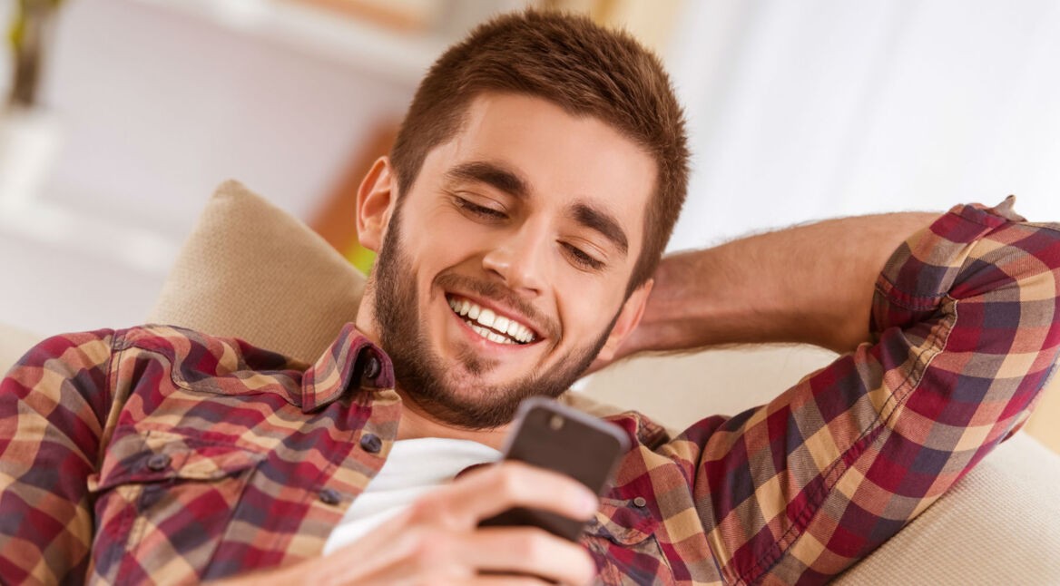 Junger Mann sieht sich die neue Gmail-Oberfläche an, die auf der Cloud Next vorgestellt wurde.