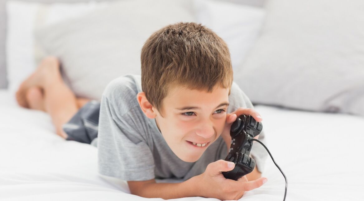 Kleiner Junge spielt Kingdom: New Lands