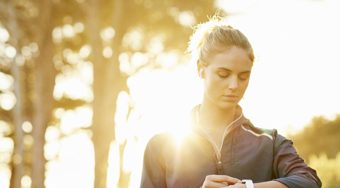 Sportlerin passt das Kontrollzentrum ihrer Apple Watch an.