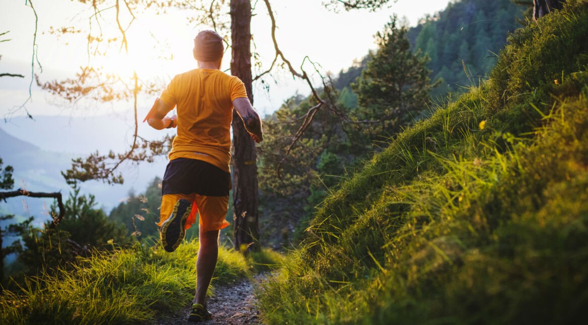 Junger Mann absolviert ein Lauf-Training im Wald.