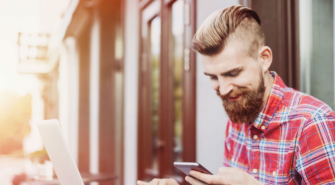 Junger Mann chattet über Viber mit seinen Freunden.