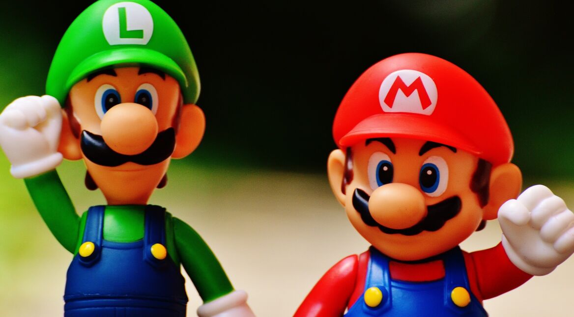 Mario und Luigi bereiten sich auf ein Tennis-Match vor