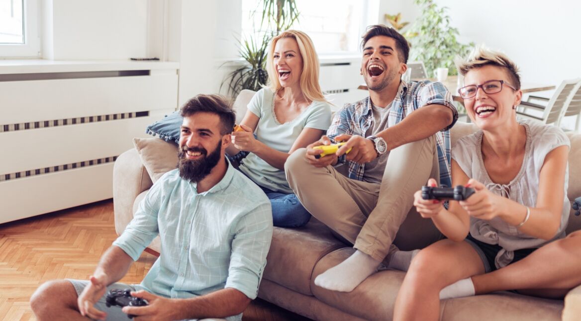 Vier Freunde spielen No Man's Sky auf der PlayStation