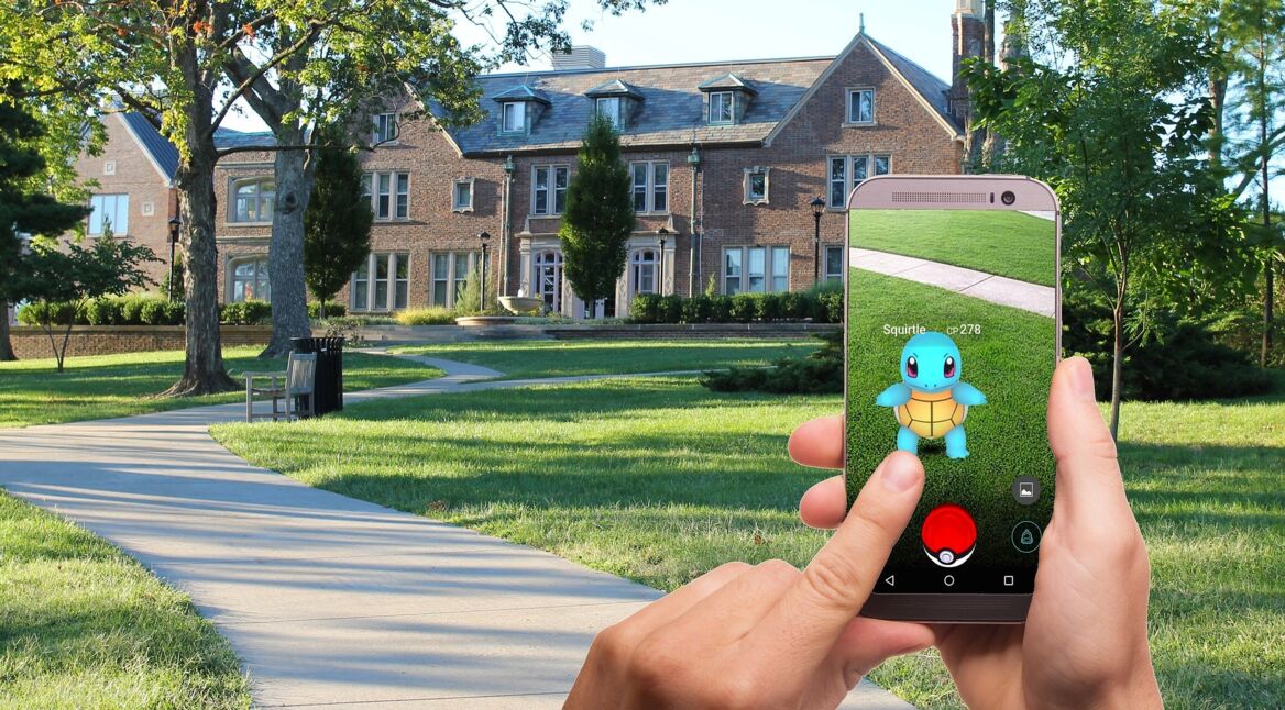 Ein junger Mann spielt Pokémon Go