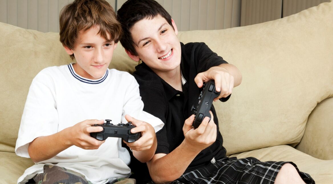 Zwei Jungs spielen die neuen kostenlosen Twitch-Prime-Spiele