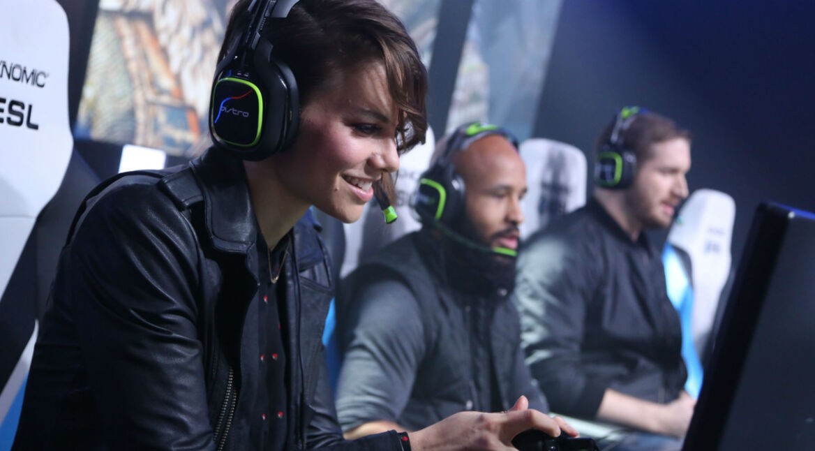 Junge Frau zockt am PC.