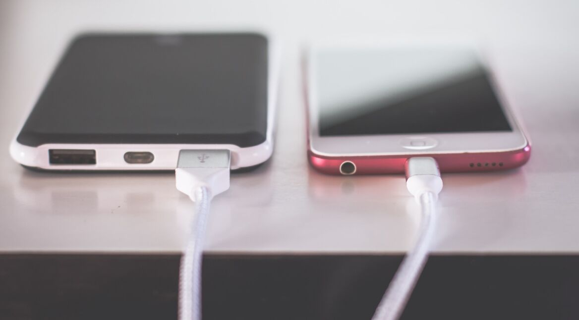 Zwei miteinander verbundene Smartphones