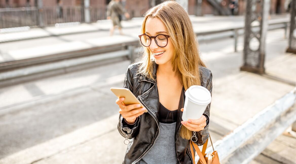 Eine junge Frau schreibt auf WahtsApp eine Nachricht
