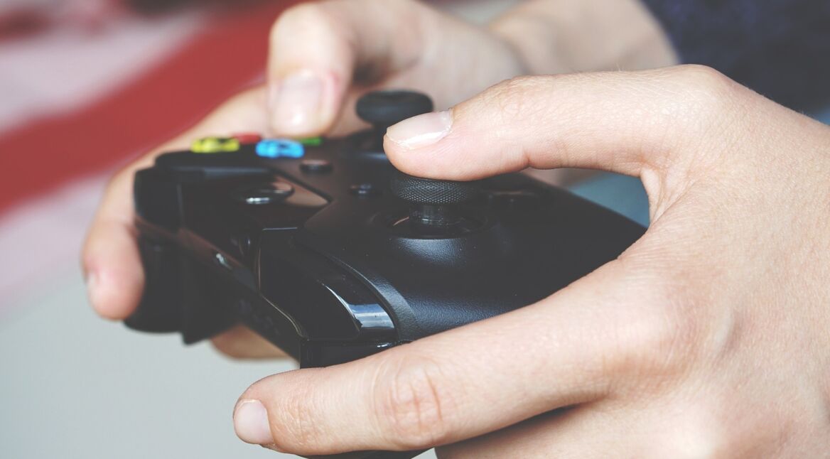 Mann spielt mit Forza Horizon 2 eines der Xbox Live Gold-Games