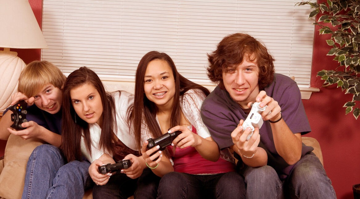 Vier Freunde spielen die neuen Xbox One-Spiele