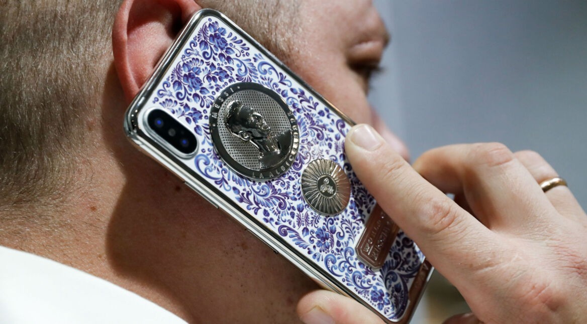 Anrufe über ein iPhone X tätigen.