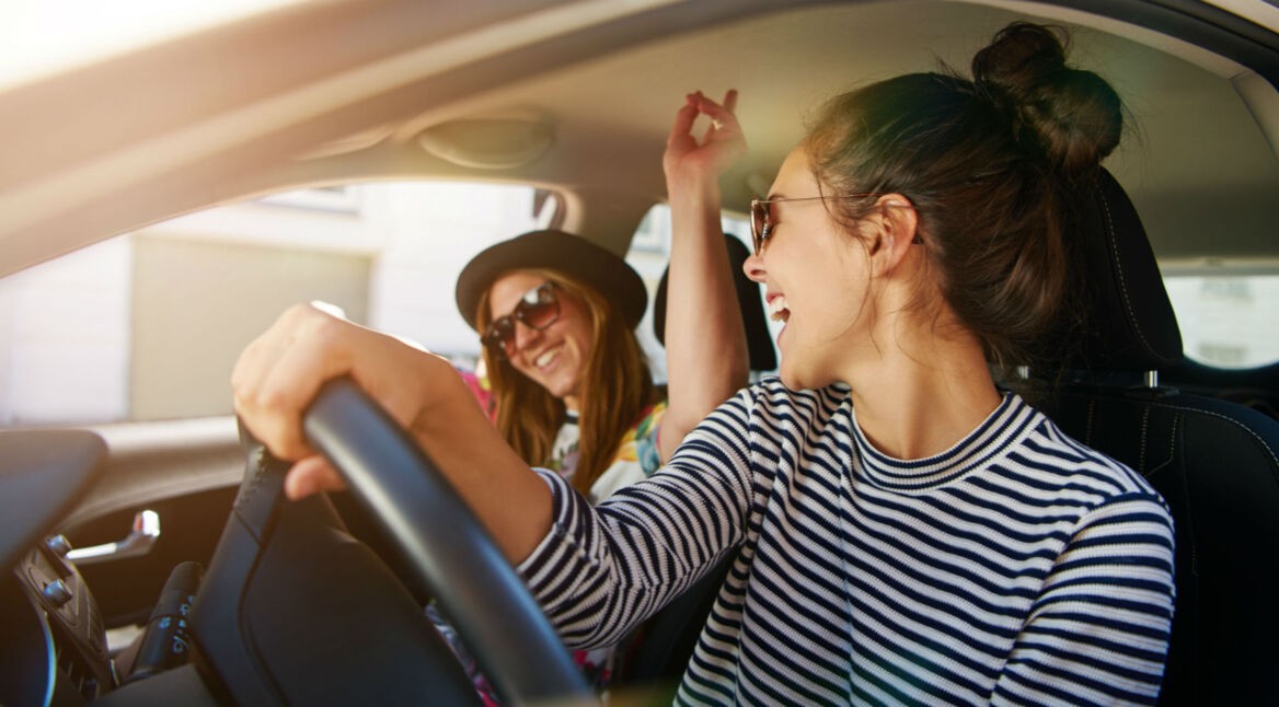Frauen im Auto hören Spotify