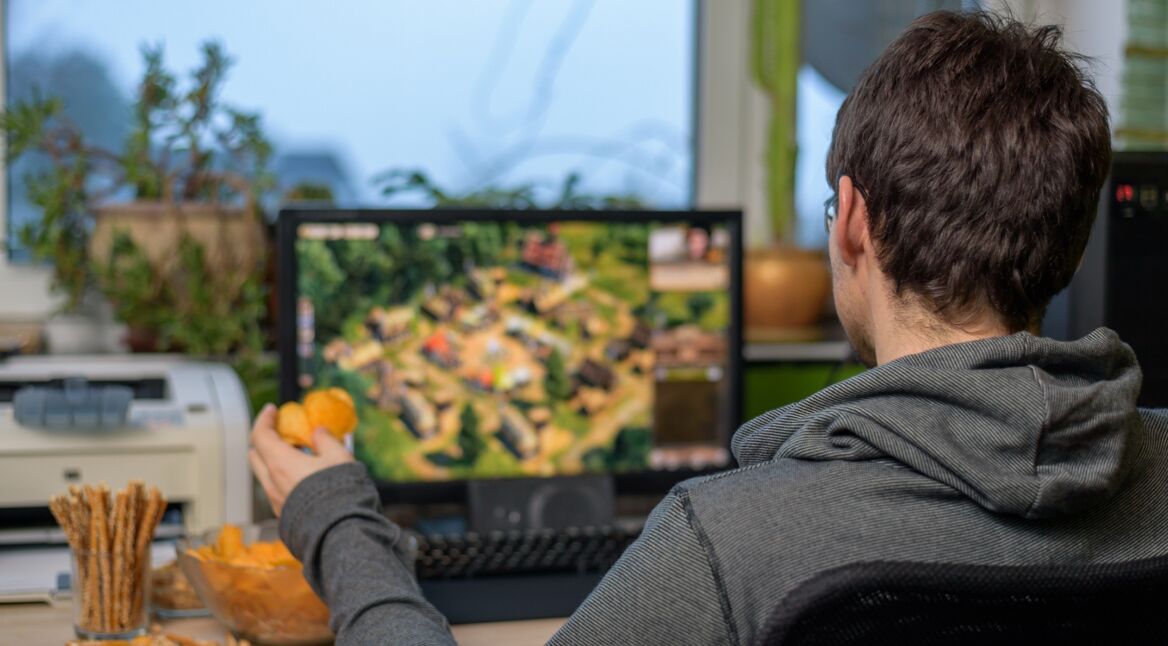 Ein Jugendlicher spielt einen älteren Anno-Teil