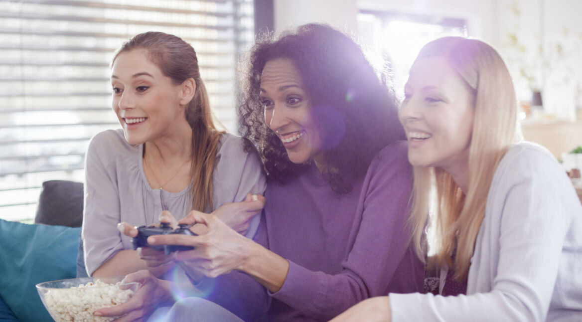 Freundinnen zocken das aktuell beste Spiel für die PS4.