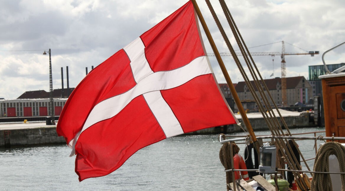 Dänische Flagge weht im Wind.