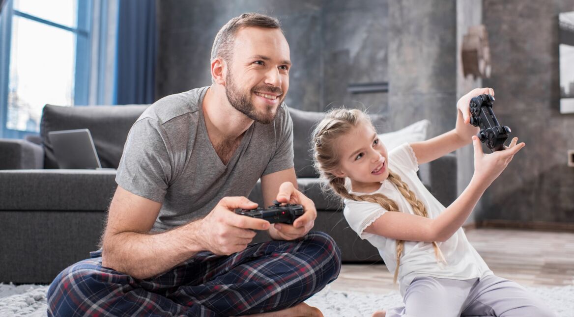 Vater und Tochter spielen eines der coolen Spiele, die der Origin Access Premier mit sich bringt