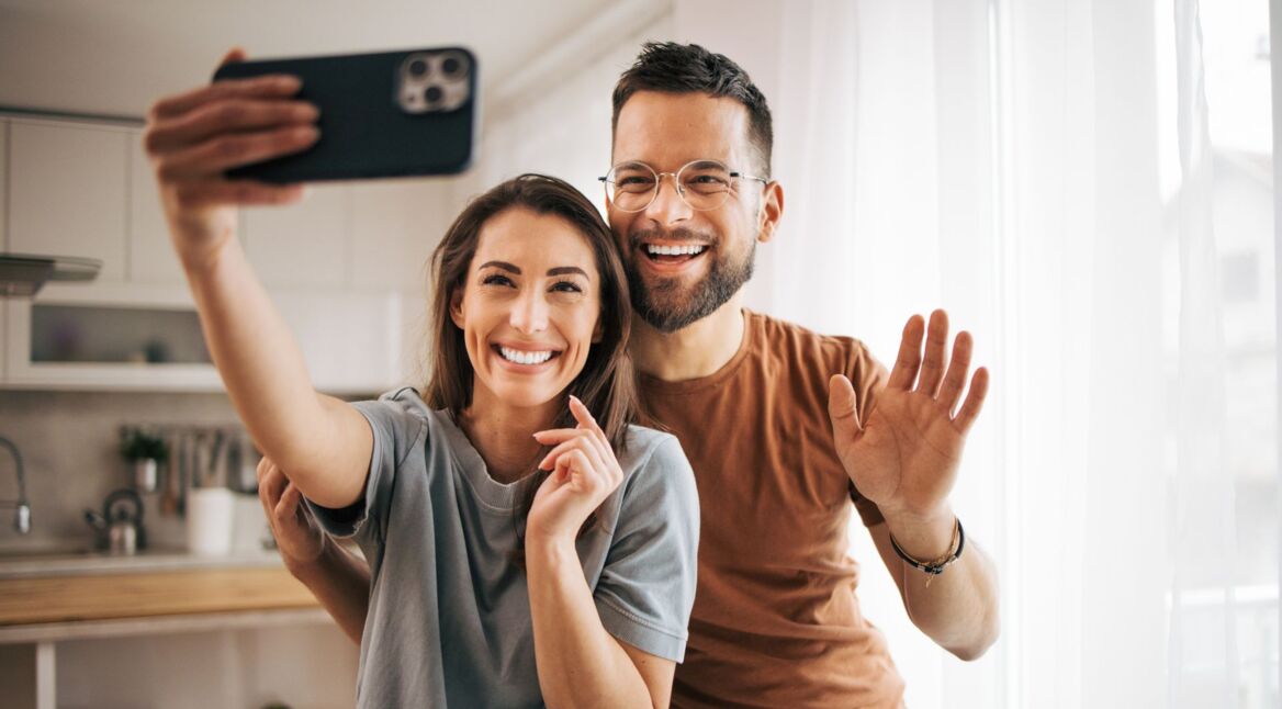 Junges Paar hält FaceTime-Videoanruf mit dem iPhone