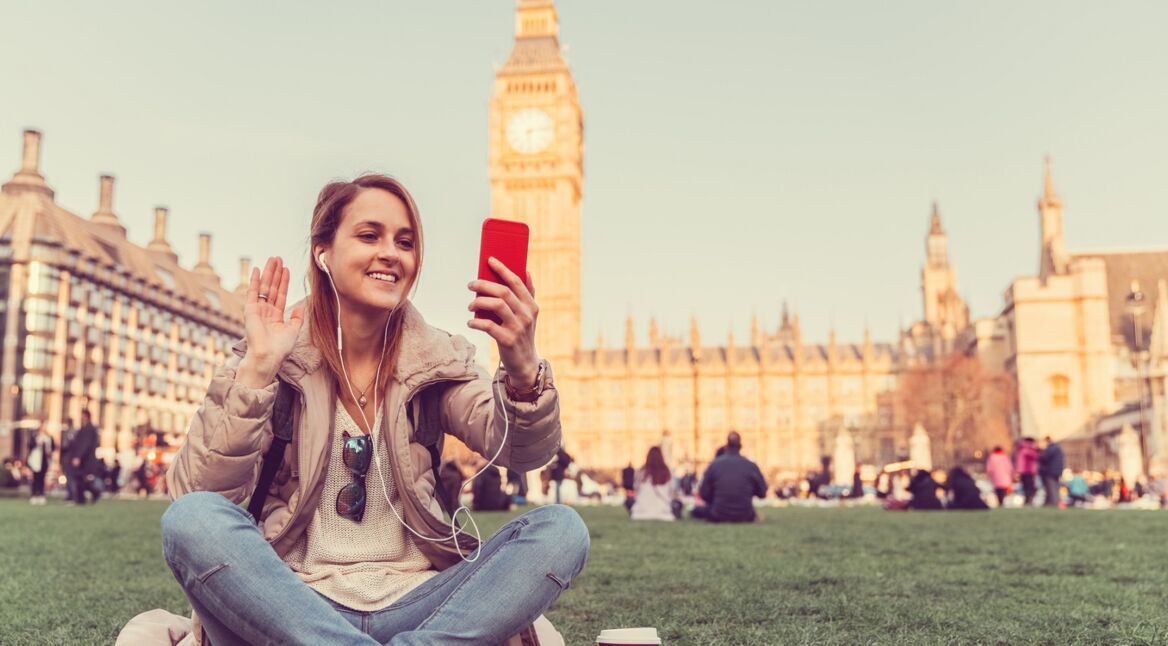 Eine junge Frau führt in London einen FaceTime-Anruf durch